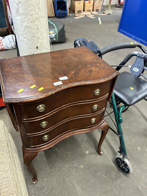 Lot 731 - Serpentine front three drawer chest