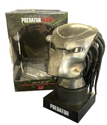 Lot 106 - A limited edition Predator 3D statuette with...