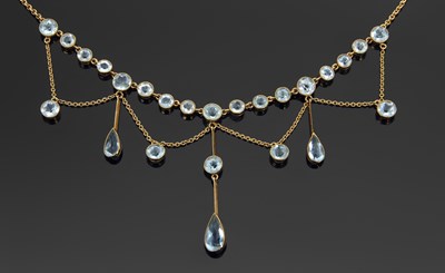 Lot 395 - An Edwardian aquamarine necklace, set with a...