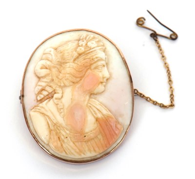 Lot 312 - An oval shell cameo brooch, the shell cameo...