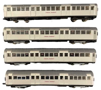 Lot 63 - 4 x EFE 99 gauge London Tube carriages,...