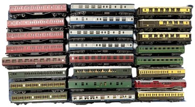 Lot 81 - A collection of various 00 gauge corridors