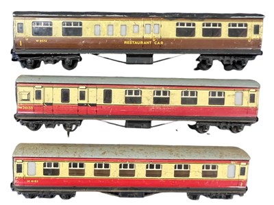 Lot 77 - 3 x Hornby Dublo 00 gauge tinplate corridors