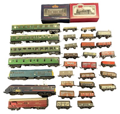 Lot 92 - A collection of mixed 00 gauge rolling stock,...