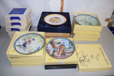 Lot 18 - A collection of modern collectors plates to...