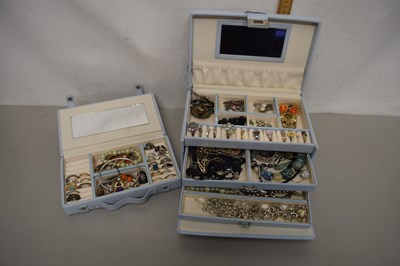 Lot 129 - Case of assorted costume jewellery