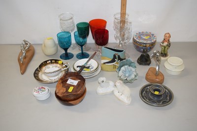 Lot 206 - Mixed Lot: Various assorted ornaments,...