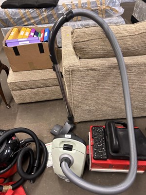 Lot 736 - Miele vacuum cleaner