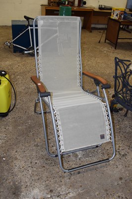 Lot 1052 - Calapsable sun lounger