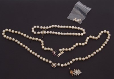 Lot 321 - A quantity of cultured pearl jewellery: to...