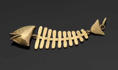 Lot 469 - An 18ct fish pendant, the curved skeleton body...