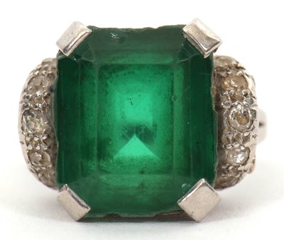 Lot 29 - A green stone and diamond ring, the emerald...