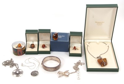 Lot 442 - A mixed lot of silver and amber jewellery: to...