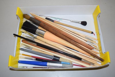 Lot 99 - Box of paint brushes