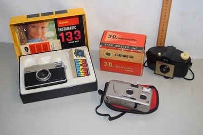 Lot 18 - Mixed Lot: Assorted cameras to include Kodak...