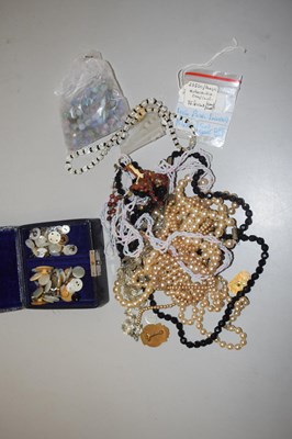 Lot 120 - Bag of assorted costume jewellery