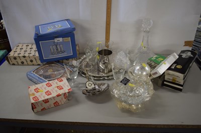 Lot 208 - Mixed Lot: Various silver plated and glass...