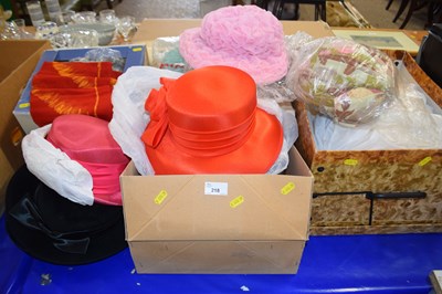 Lot 218 - Collection of vintage ladies hats