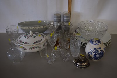 Lot 232 - Mixed Lot: Various assorted glass wares,...