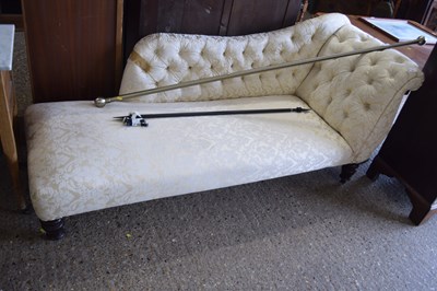 Lot 335 - Button upholstered chaise longe