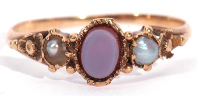 Lot 27 - Antique sardonyx and pearl ring, the small...