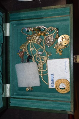 Lot 615 - Jewellery box and assorted contents