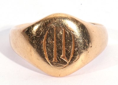 Lot 46 - 18ct gold gents signet ring, the oval panel...