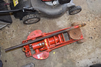 Lot 1089 - A heavy duty pump jack