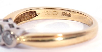 Lot 82 - 18ct gold three stone diamond ring featuring...