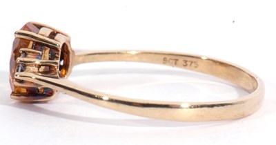 Lot 91 - Modern 9ct gold stamped paste set ring...