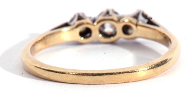 Lot 100 - Antique three stone diamond ring featuring...
