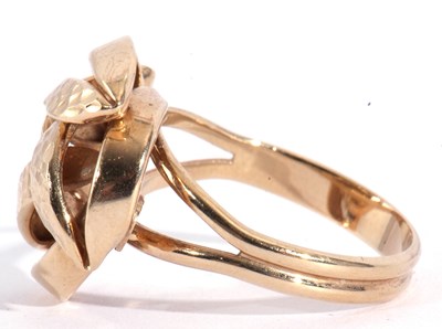 Lot 105 - Modern 9ct gold designer ring, a polished...