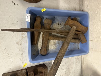 Lot 1022 - Mixed box of vintage blacksmiths tools,...