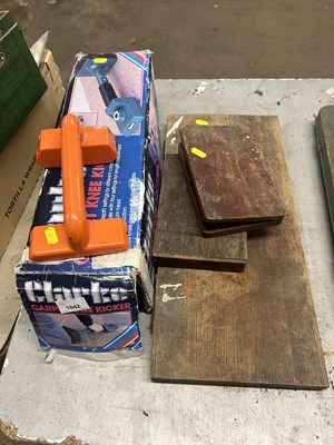 Lot 1042 - Mixed lot of various tools to include tap and...