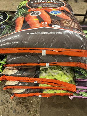 Lot 1059 - Five 60 litre bags of salad and vegetable compost