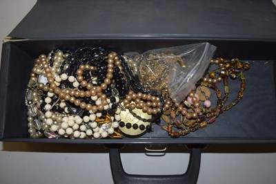 Lot 86 - A box of various assorted costume jewellery,...