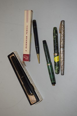 Lot 95 - A group of vintage fountain pens and a...