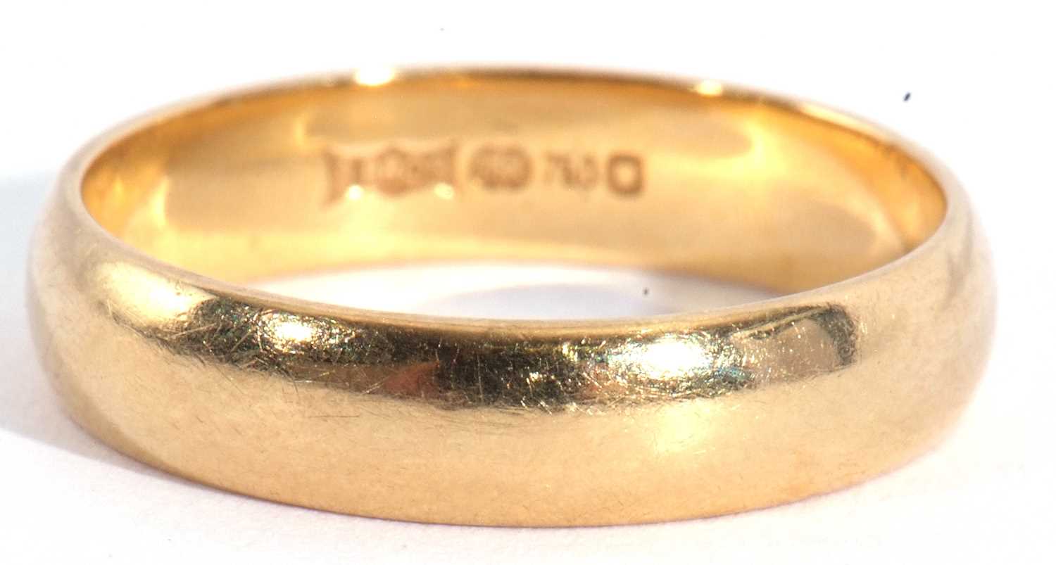 Lot 122 - 18ct gold wedding ring of plain polished...