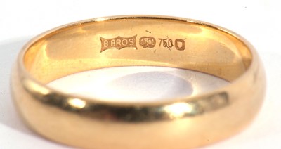 Lot 122 - 18ct gold wedding ring of plain polished...