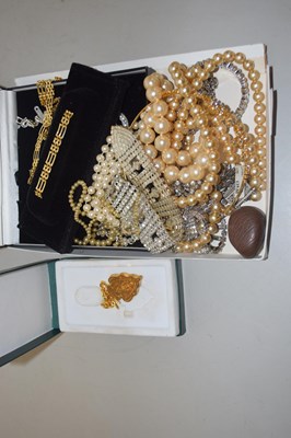 Lot 105 - Mixed Lot: Various assorted costume jewellery,...