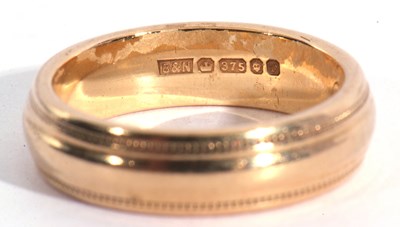 Lot 124 - 9ct gold wedding ring, the plain polished body...