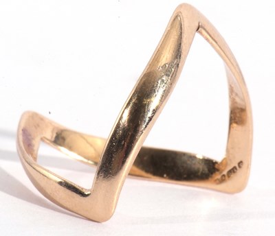 Lot 127 - 9ct gold designer ring in the style of a...