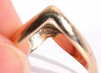 Lot 127 - 9ct gold designer ring in the style of a...