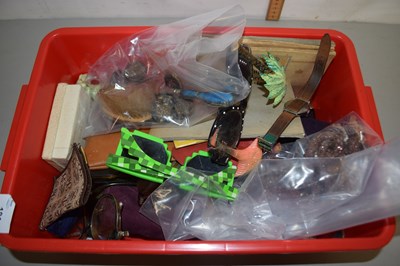 Lot 181 - Box of various house clearance items to...