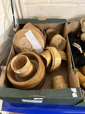 Lot 500 - Box of turned wood bowls and dishes