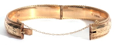 Lot 135 - 9ct gold hollow hinged bracelet, chased and...