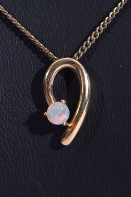 Lot 154 - 18k stamped opal mounted pendant, a stylised...