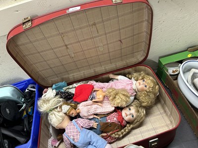 Lot 614 - Box of assorted dolls