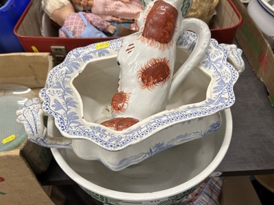 Lot 615 - Blue and white tureen, a wash bowl and a...