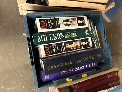 Lot 668 - Books to include collectors guides and antiques